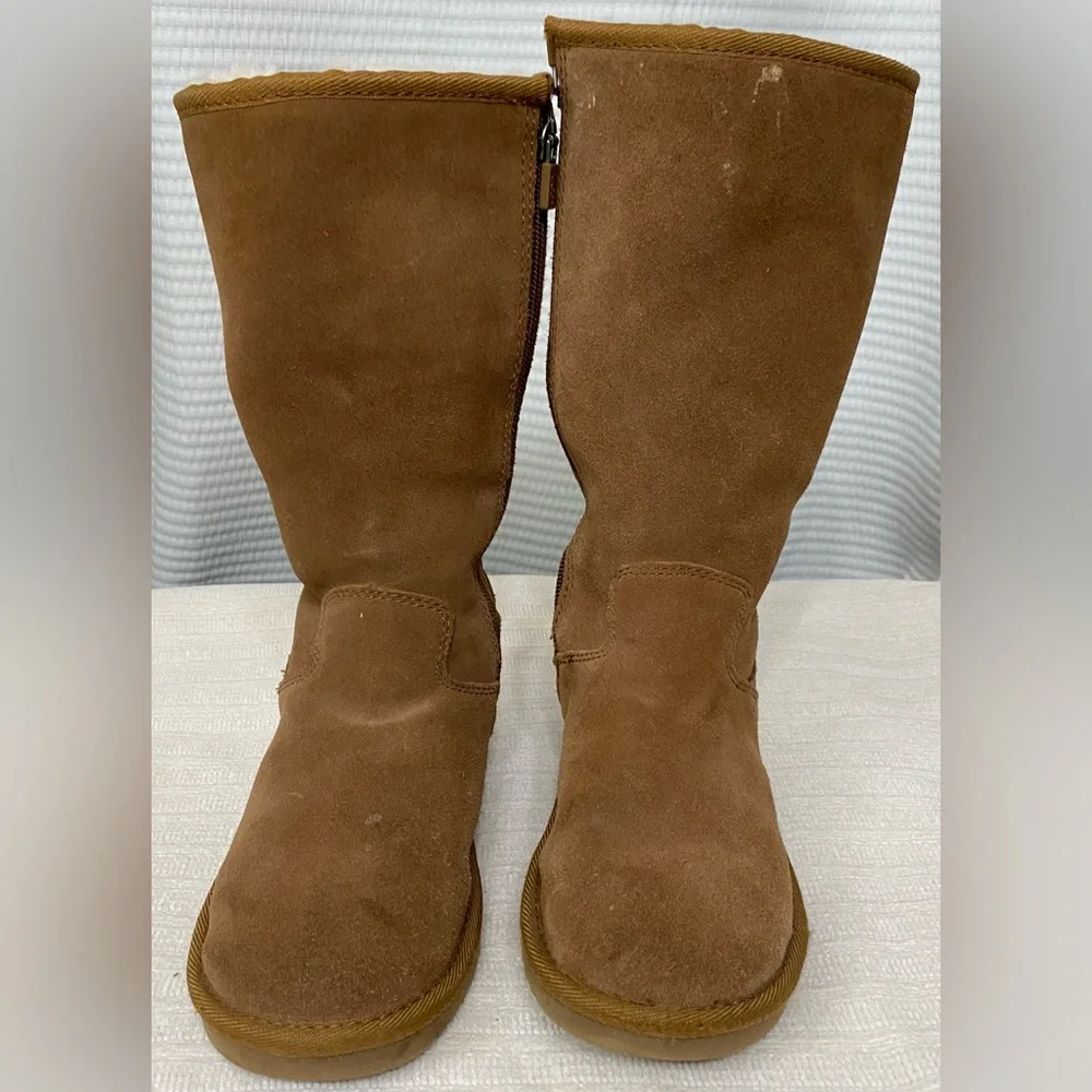 Kids UGG Brown Suede Boots with Side Zipper
Size 1 - Picture 2 of 10